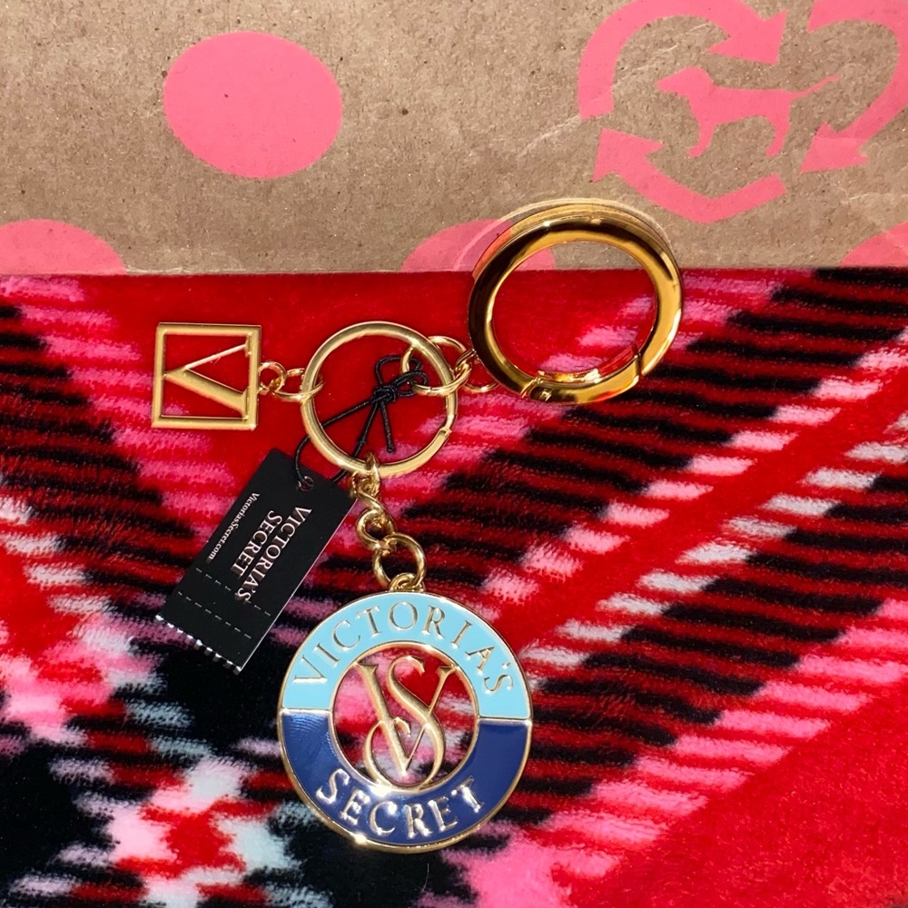 LIVE GIVEAWAY! VICTORIA SECRET VS MONOGRAM KEYCHAIN CHARM - Picture 2 of 3